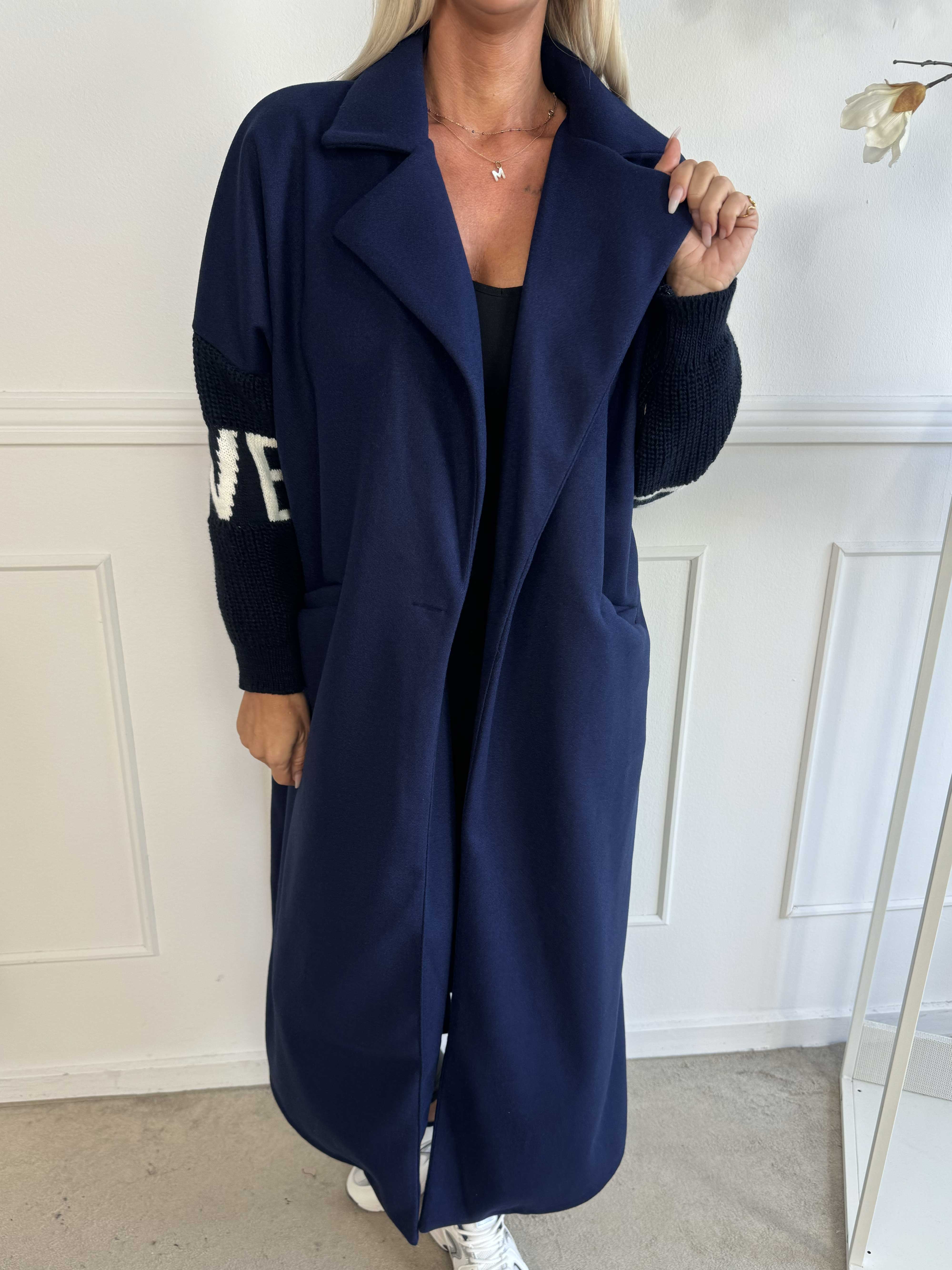 Debbie - Fin kappa med stickade ärmar